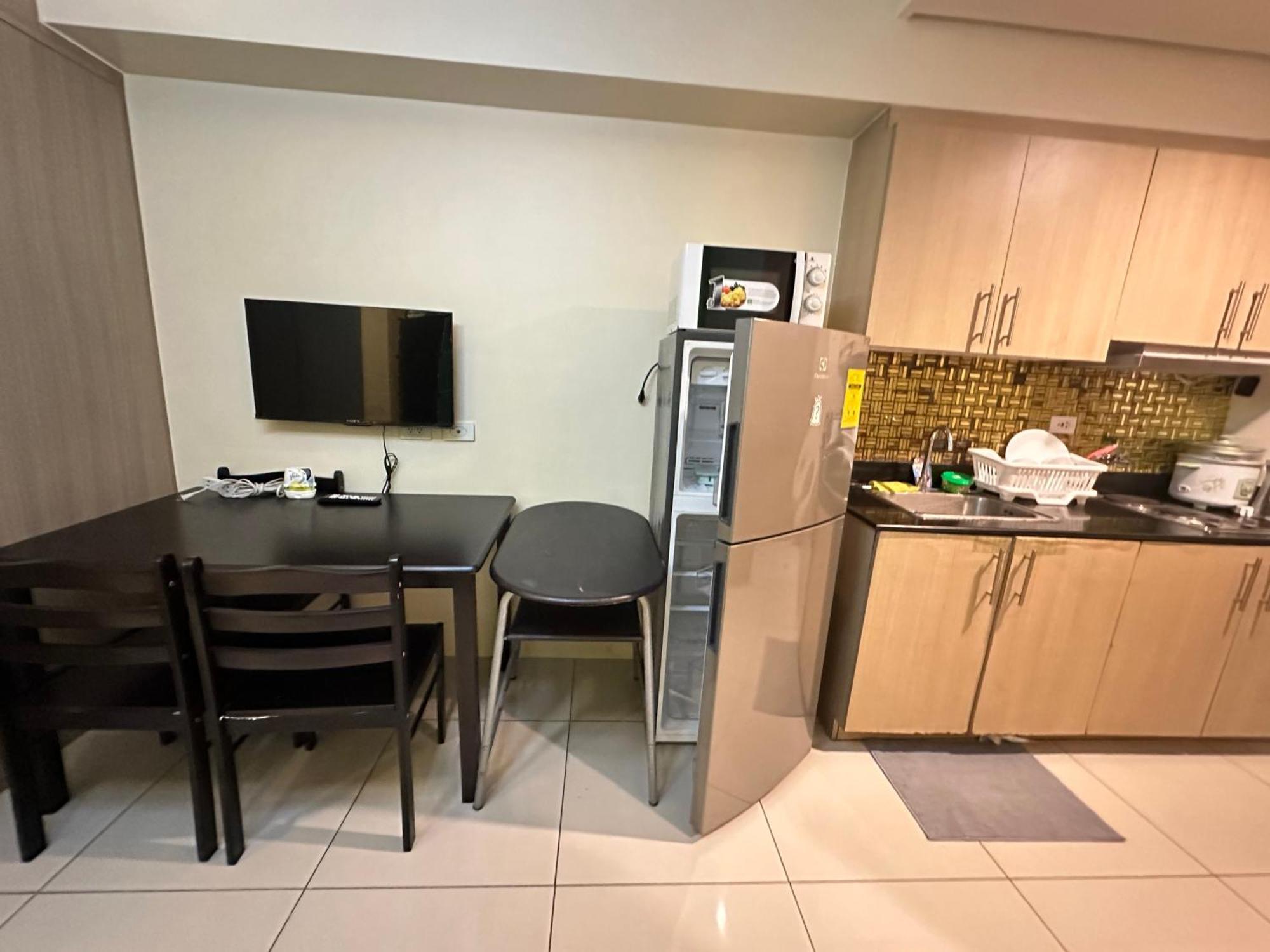 Lanz Staycation Breeze Residences *